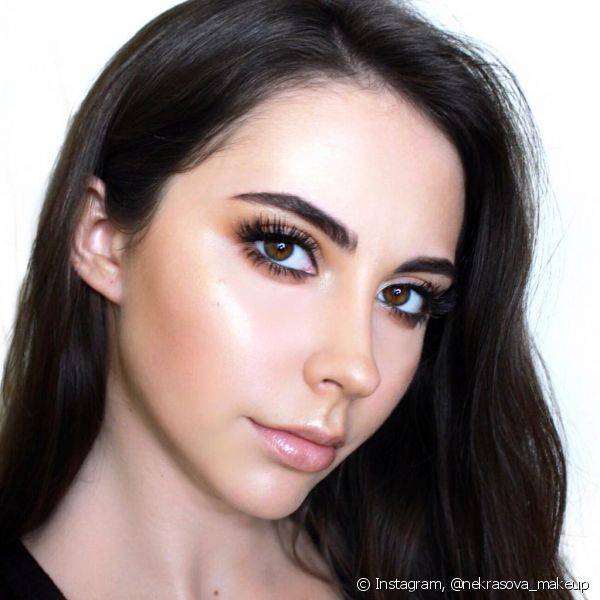 Um top coat labial dá um efeito glossy aos lábios, que complementa o brilho da dewy skin (Foto: Instagram @nekrasova_makeup)